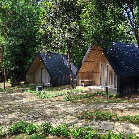 "D'Bamboo Kamp" Desa Wisata Ekang 라고이 외부 사진