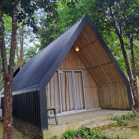 "D'Bamboo Kamp" Desa Wisata Ekang 라고이 외부 사진