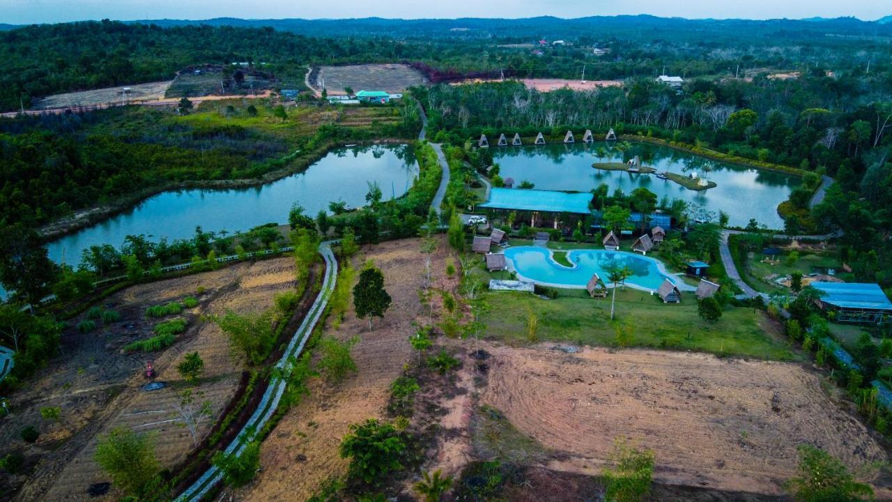 "D'Bamboo Kamp" Desa Wisata Ekang 라고이 외부 사진